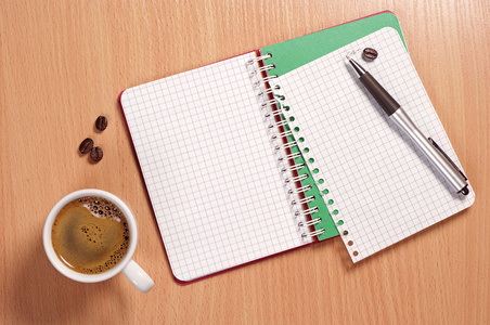 打开的笔记本钢笔和咖啡