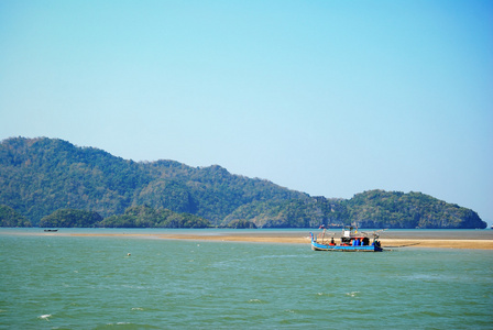 长尾船在安达曼海