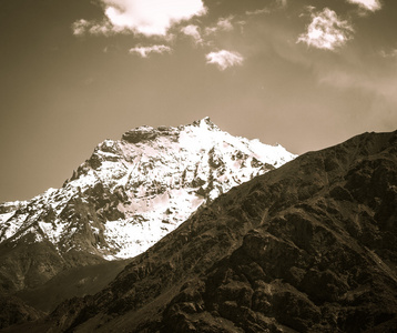 山和云在帕米尔高原上。春天。塔吉克斯坦。定了调子