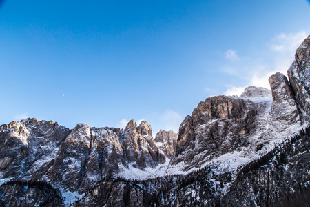 风在山的顶峰照片