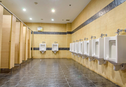 公共厕所马桶照片