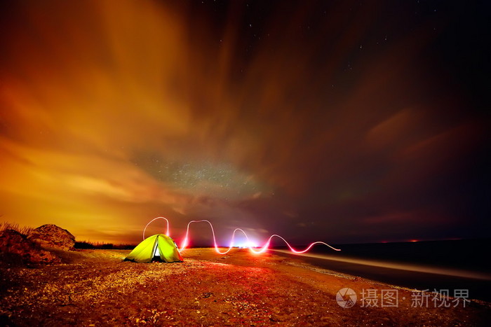 夜晚的沙滩上的旅游帐篷