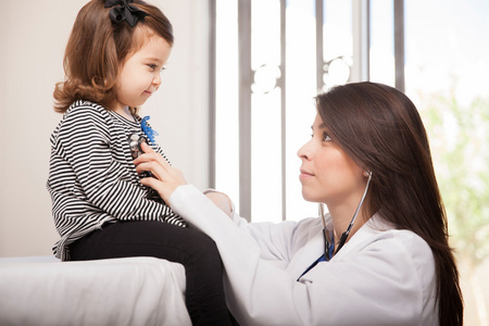 Kinderarzt untersuchen Mdchen