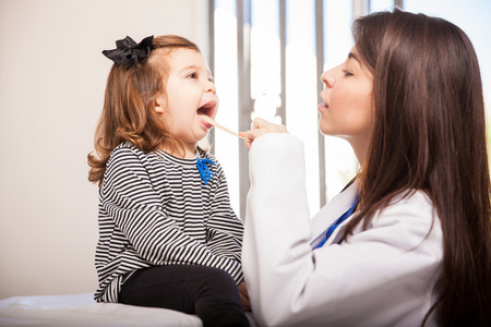 Kinderarzt untersuchen Mdchen