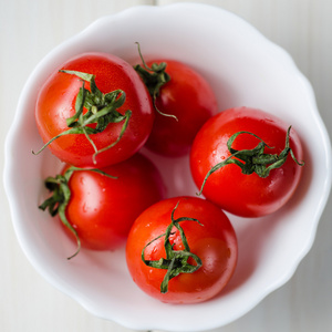 新鲜的西红柿，在木制的桌子上的白碗