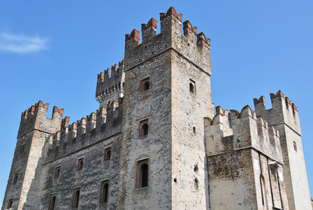 Castello Scaligero di 西尔米奥 西尔米奥城堡，建于十四 c