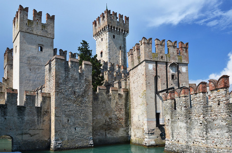 Castello Scaligero di 西尔米奥 西尔米奥城堡，建于十四 c