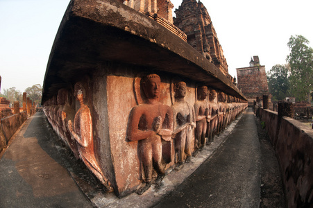 组的站在古代雕塑在 Wat Mahatat 寺塔佛