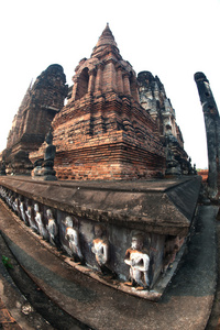 组的站古佛像雕塑在 Wat Mahatat 寺塔