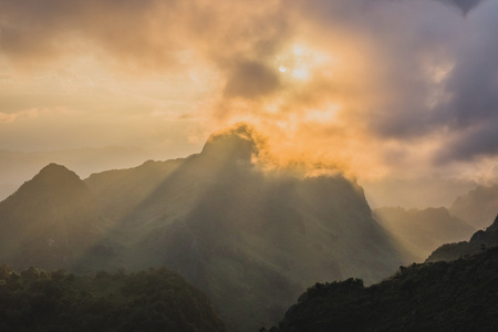 夕阳背后的山