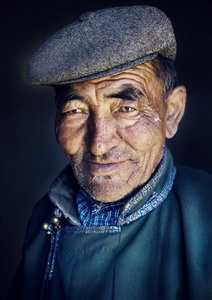 身穿传统服装的蒙古人