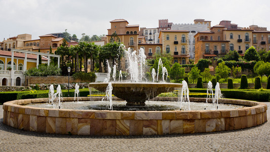 漂亮的大喷泉房屋托斯卡纳风格和美丽的公园
