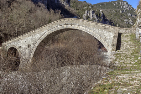 桥的 Misios Vikos 峡谷和品都斯山脉，Zagori，伊庇鲁斯