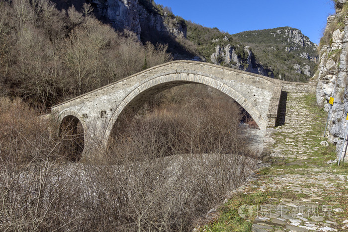 桥的 Misios Vikos 峡谷和品都斯山脉，Zagori，伊庇鲁斯