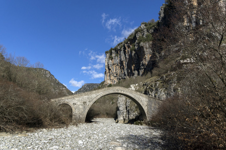 桥的 Misios Vikos 峡谷和品都斯山脉，Zagori，伊庇鲁斯