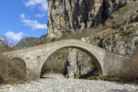 桥的 Misios Vikos 峡谷和品都斯山脉，Zagori，伊庇鲁斯