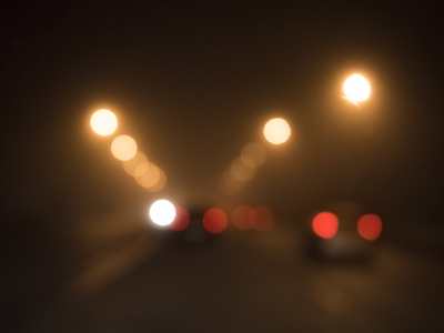 模糊的灯光在雾中行驶的汽车图片