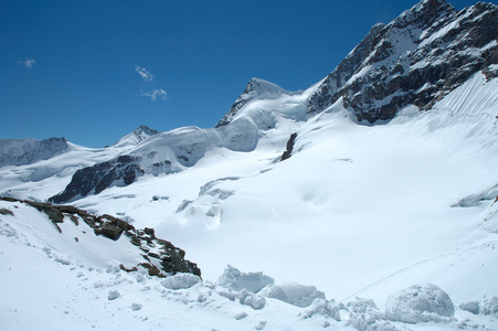 雪和附近少女山冈在瑞士的山峰