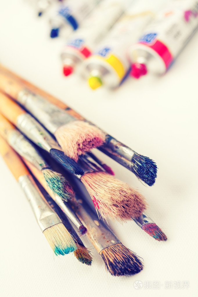 白色艺术画笔特写和油多彩涂料管