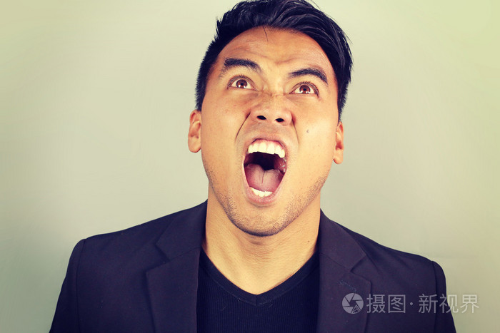亚洲年轻男子尖叫