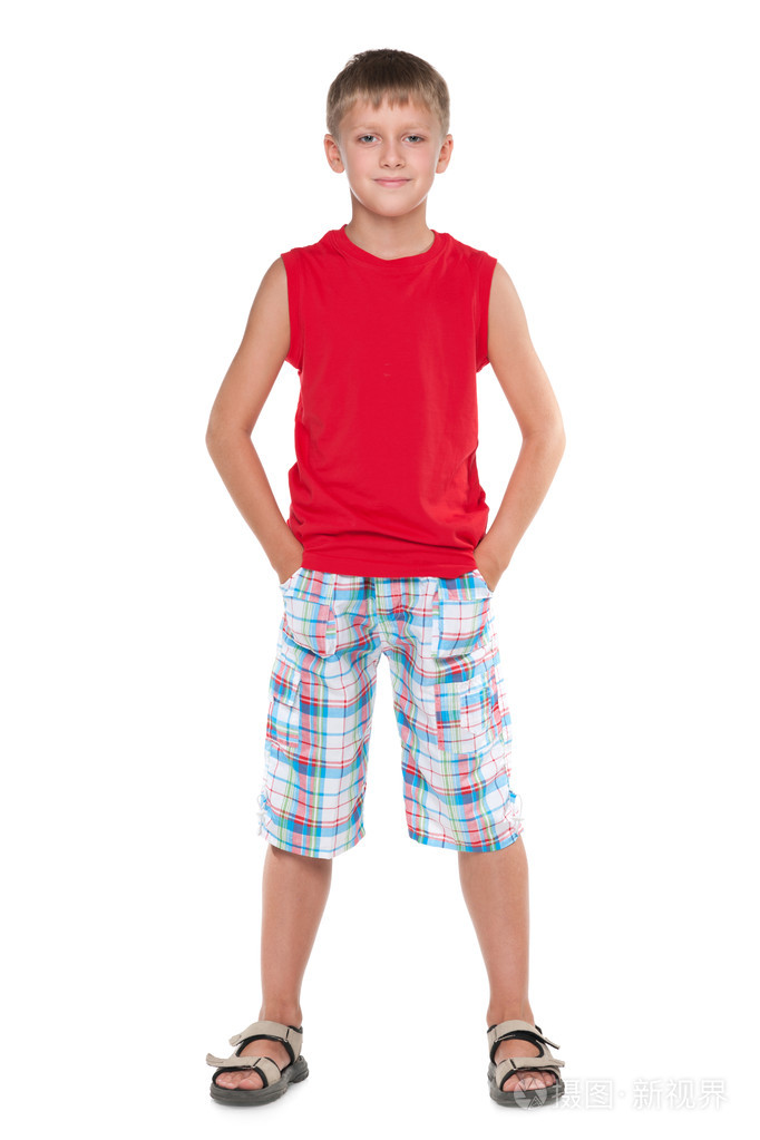 可爱的小男孩,穿着一件红色的衬衫