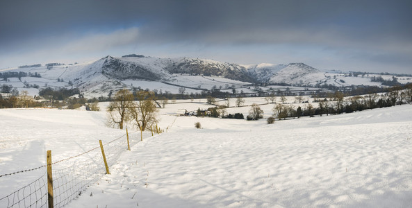 美丽全景冬季景观的雪覆盖农村