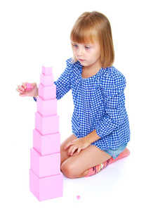 小女孩坐在他大腿上修造高粉红塔，Montessor