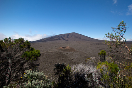 徒步旅行到冰锥 de la fournaise