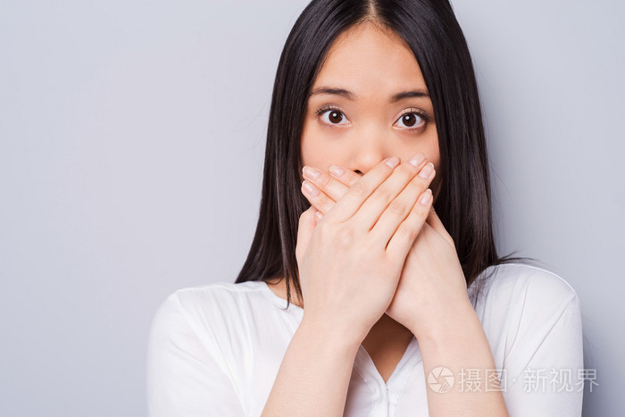 亚洲女子捂嘴的手
