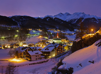 高山滑雪度假村 solden 奥地利在日落时