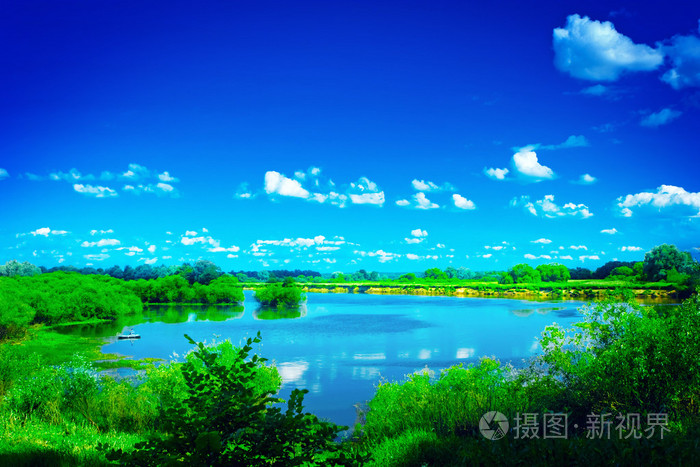 蓝色与绿色边缘湖