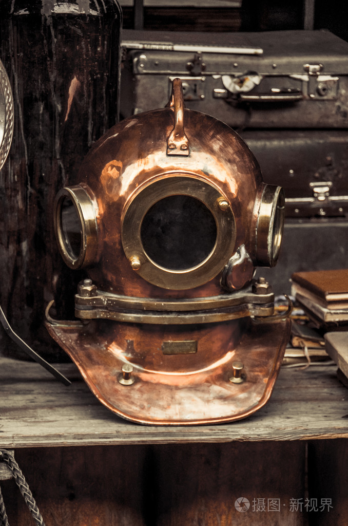 老式的潜水服的头盔