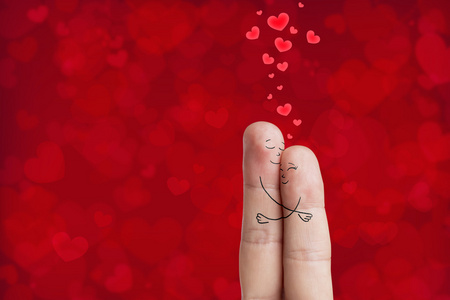 手指艺术。情人是拥抱，拿着红色的心。股票的图像