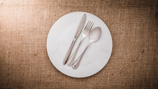 白色的空盘子和勺子 叉子 刀