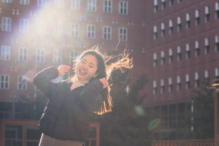 在城市的街道构成的年轻漂亮的中国女孩