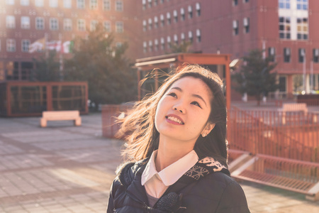 在城市的街道构成的年轻漂亮的中国女孩