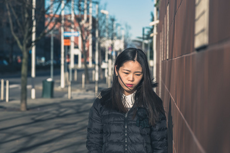 在城市的街道构成的年轻漂亮的中国女孩