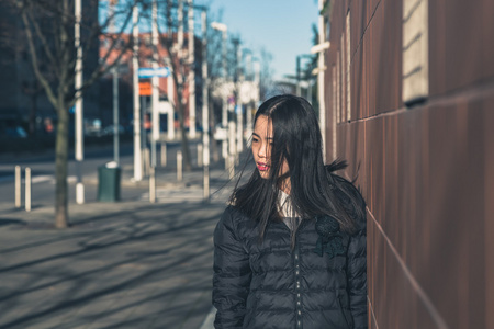 在城市的街道构成的年轻漂亮的中国女孩