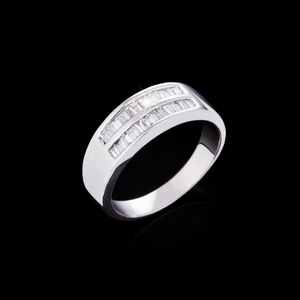 在黑色背景上的订婚钻石戒指