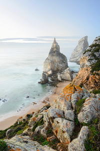 美丽的海滩与岩石在葡萄牙辛特拉，Cabo da Roca，普拉亚大熊座