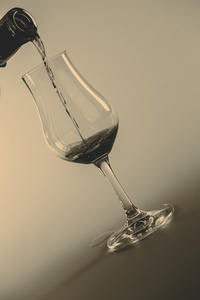 酒精饮料倒入玻璃隔离在白色背景上