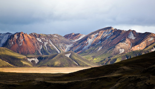 在冰岛的彩色的山