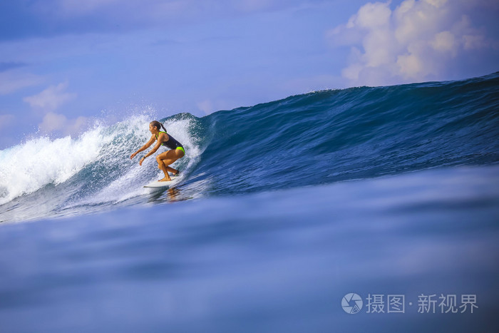 对令人惊异的蓝色波浪冲浪女孩