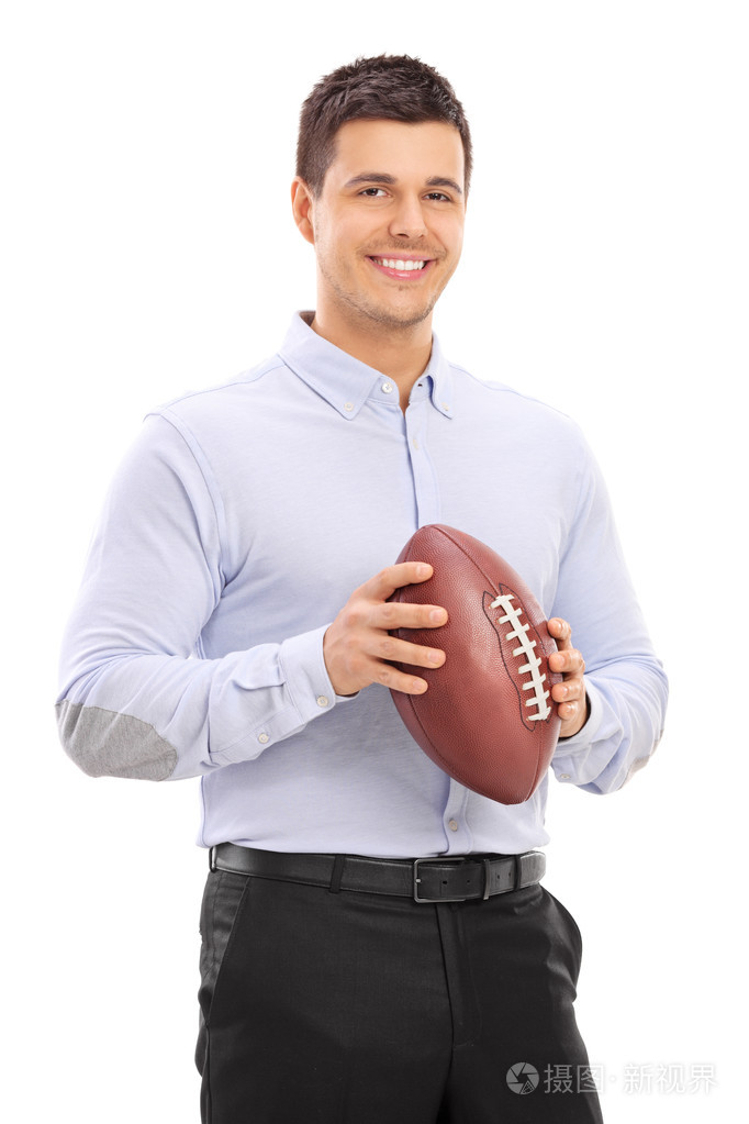 男人抱着美式足球