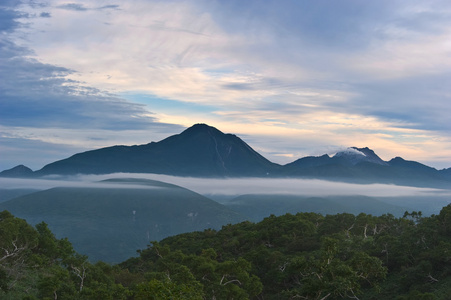 火山捷边科夫和 Ivan 的可怕。Iturup