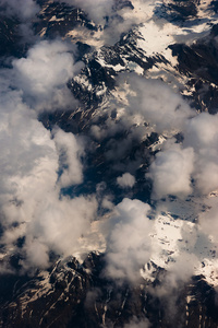 意大利阿尔卑斯山和 cloudscape 空中平面视图上方