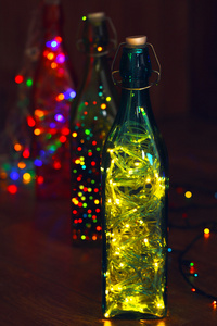 瓶上木制背景的圣诞灯饰