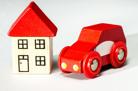 红色的车子和房子图片