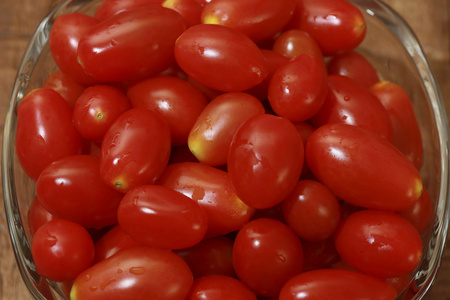 鲜红色番茄樱桃在玻璃碗里