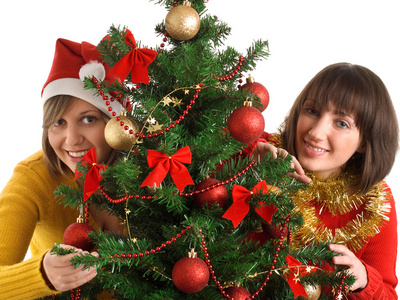 圣诞节树附近的两个女人